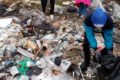 A Torino i volontari raccolgono 1.200kg di rifiuti abbandonati in strada tra cui ruote d’auto e un frigo